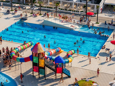 Thumbnail 3 van Stork Family Village